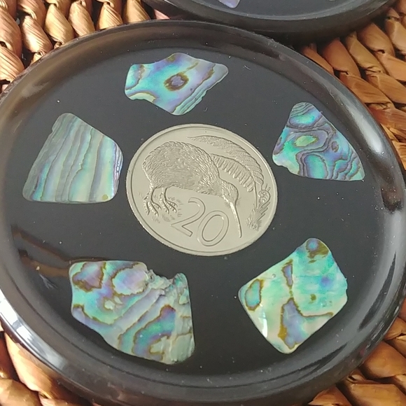 Vintage genuine N.Z. paua shell coin coaster set - Picture 4 of 12